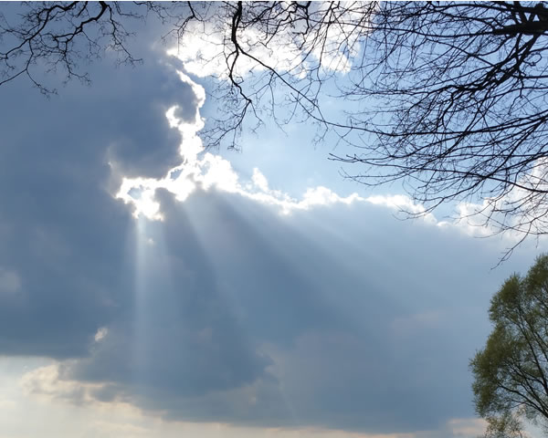 Himmel mit Sonnenstrahlen - Beatrice von Singen - Lebensberatung zur Selbstentfaltung