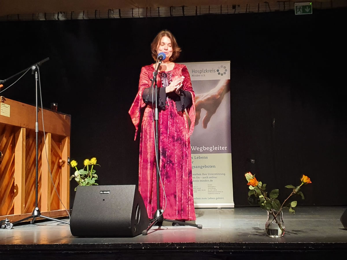 Die Märchenerzählerin auf der Bühne - Beatrice von Singen - Lebensberatung zur Selbstentfaltung