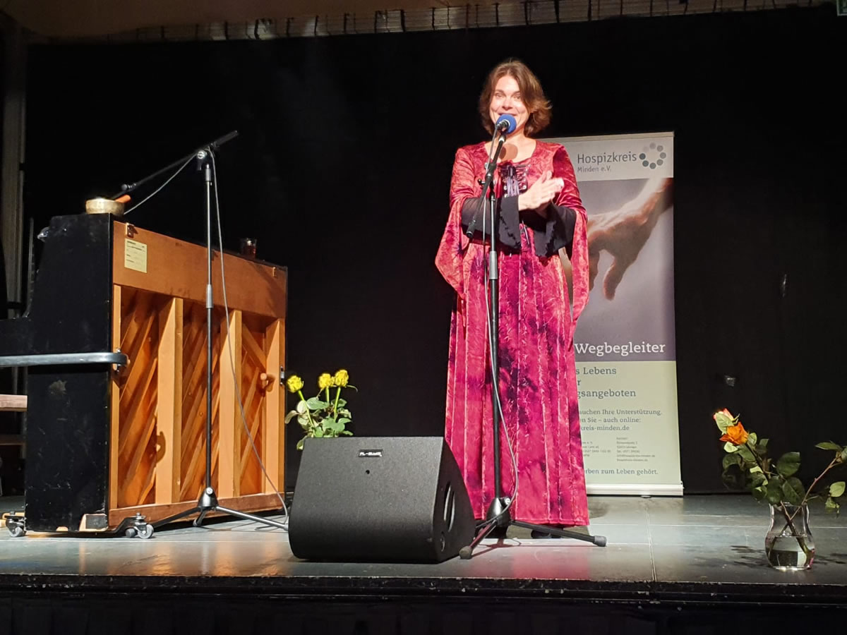 Die Künstlerin auf der Bühne - Beatrice von Singen - Lebensberatung zur Selbstentfaltung
