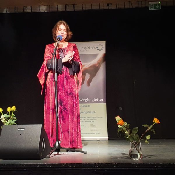 Auf der Bühne - Beatrice von Singen - Lebensberatung zur Selbstentfaltung